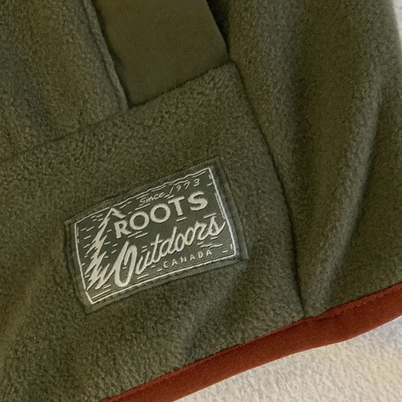 Roots fleece vest NWOT - Picture 4 of 7